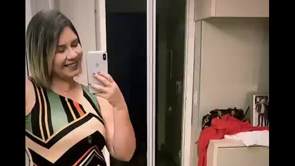 Marilia Mendonça exibe barriga de gravidez em vestido com estampa geométrica