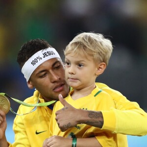 Neymar recebe carinho dp filho, Davi Lucca,  nesta quarta-feira, dia 07 de agosto de 2019