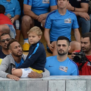 Neymar abraça filho, Davi Lucca, ao chegar em casa nesta quarta-feira, dia 07 de agosto de 2019