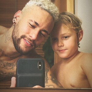 Neymar recebe o carinho do filho, Davi Lucca, ao chegar em casa nesta quarta-feira, dia 07 de agosto de 2019