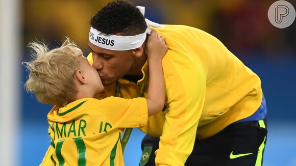 Neymar ganha abraço do filho, Davi Lucca, ao chegar em casa nesta quarta-feira, dia 07 de agosto de 2019