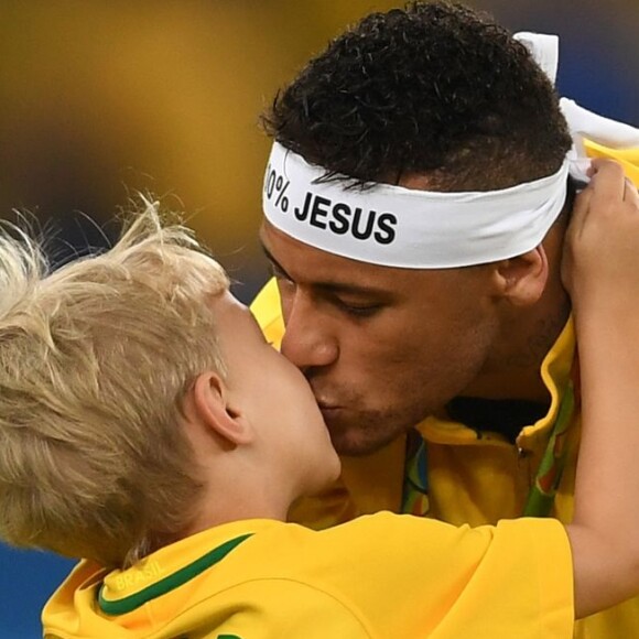 Neymar ganha abraço do filho, Davi Lucca, ao chegar em casa nesta quarta-feira, dia 07 de agosto de 2019