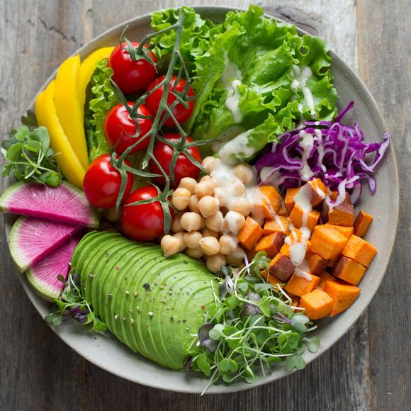 O jejum intermitente combina com todo tipo de dieta. Alguns exemplos são: vegana, cetogênica, low carb e com índice glicêmico moderado.