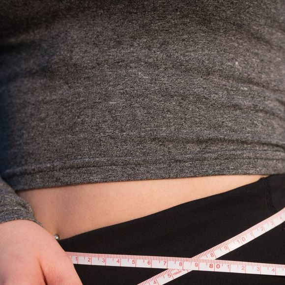 Antes de começar o jejum intermitente, é fundamental procurar um nutricionista e desenvolver um plano nutricional adequado.