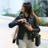 Bruna Marquezine dá pegada rocker a aerolook com jaqueta de couro nesta quarta-feira, dia 07 de outubro de 2019