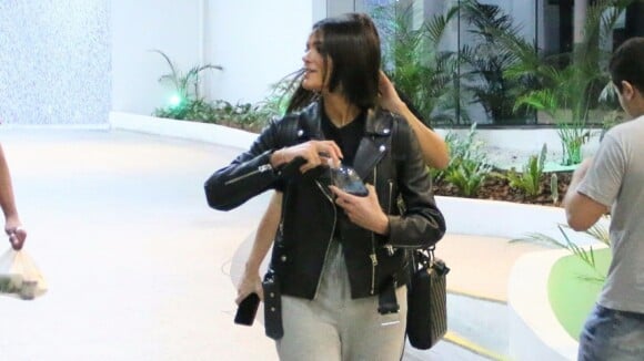 Bruna Marquezine dá pegada rocker a aerolook com jaqueta de couro. Fotos!