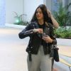 Bruna Marquezine alia jeans pantalona a jaqueta de couro em look de viagem
