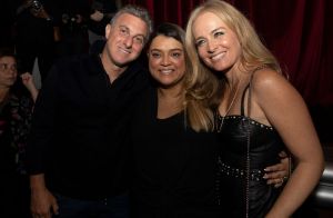 Ao lado de Luciano Huck, Angélica usa vestido de couro em evento de Preta Gil