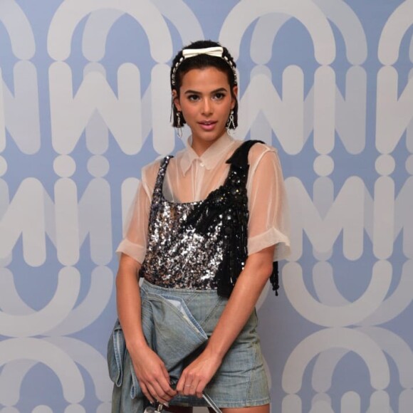 Bruna Marquezine reuniu familiares para pequena festa em sua casa no dia do aniversário