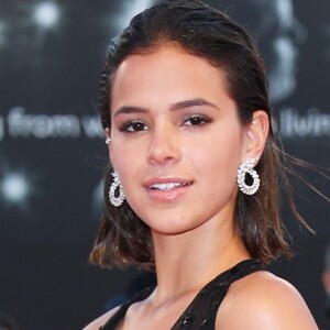 Bruna Marquezine responde se teve bolo em festa: 'Teve, mas não teve parabéns'