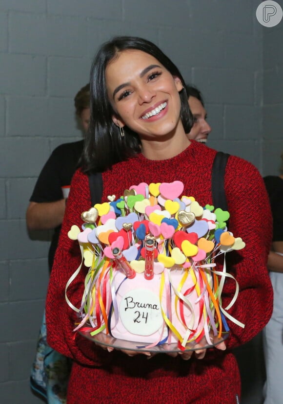 Bruna Marquezine ganhou bolo após show de Sandy e Junior