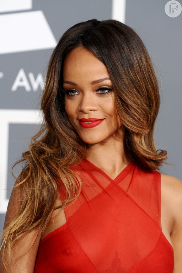 Rihanna assina linha de maquiagem para a grife canadense MAC, em 20 de fevereiro de 2013