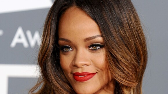 Rihanna assina linha de maquiagem e lança batom que leva seu apelido, RiRi