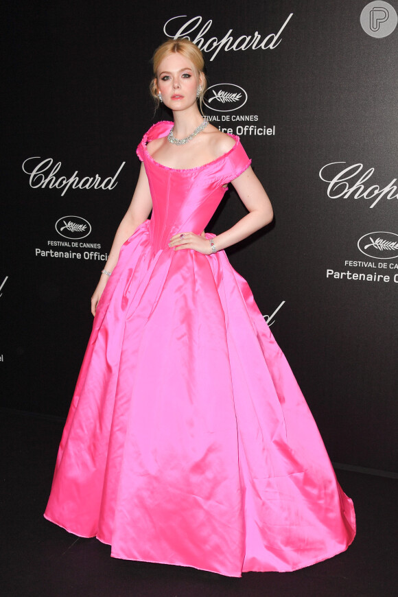 Vestido em estilo princesa e cor-de-rosa vibrante é para aquela festa de arromba, como mostra Elle Fanning