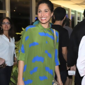 Camila Pitanga aposta em look verde com detalhes em azul em estreia de peça nesta segunda-feira, dia 12 de agosto de 2019