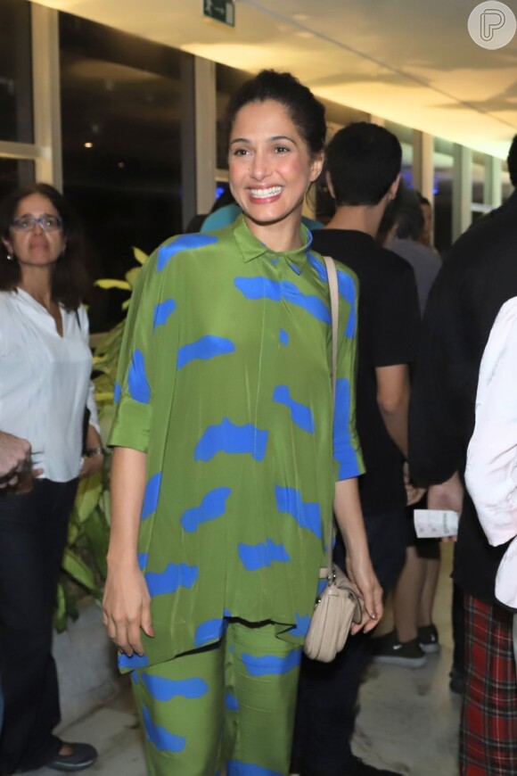 Camila Pitanga aposta em look verde com detalhes em azul em estreia de peça nesta segunda-feira, dia 12 de agosto de 2019
