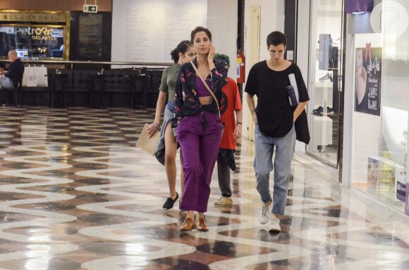 Camila Pitanga usa top com calça de alfaiataria em passeio em shopping  nesta segunda-feira, dia 12 de agosto de 2019
