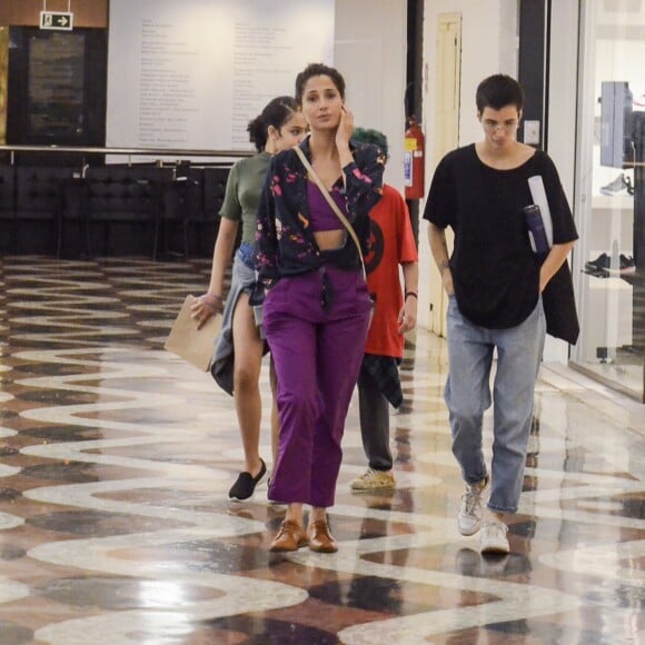 Camila Pitanga usa top com calça de alfaiataria em passeio em shopping  nesta segunda-feira, dia 12 de agosto de 2019