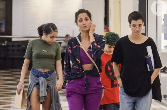 Camila Pitanga deixa barriga à mostra para passeio em shopping  nesta segunda-feira, dia 12 de agosto de 2019