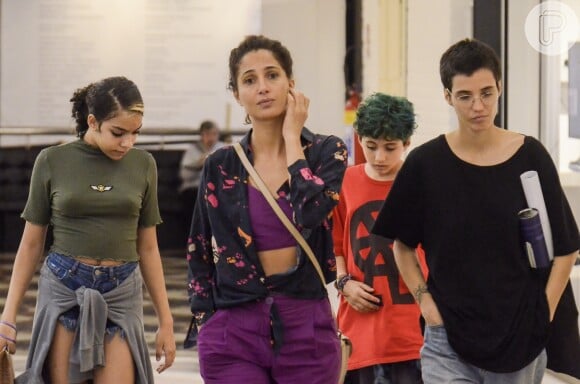 Camila Pitanga completa look com uma camiseta bem despojada para passeio em shopping nesta segunda-feira, dia 12 de agosto de 2019