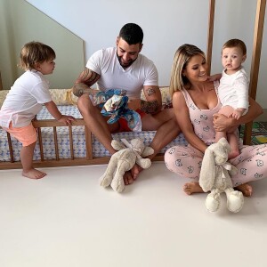 Andressa Suita compartilha a rotina com a família na web