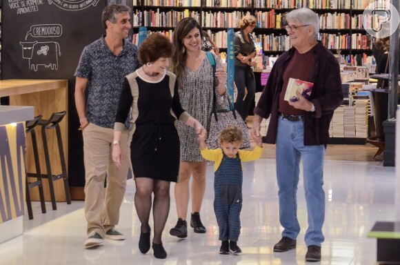 Sergio Chapelin se divertiu com o netinho em noite de autógrafos do novo romance de Edney Silvestre em livraria da Zona Sul do Rio de Janeiro