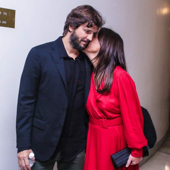 Vladimir Brichta ganha chamego de Adriana Esteves em evento