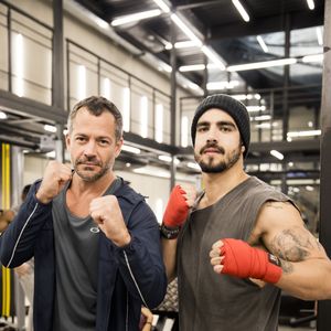 Na novela 'A Dona do Pedaço', Agno (Malvino Salvador) fala do que sente por Rock (Caio Castro) para Leandro (Guilherme Leicam) no capítulo de segunda-feira, 26 de agosto de 2019