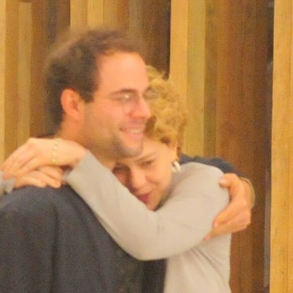 Leandra Leal faz carinho no cineasta Guilherme Burgos durante passeio por shopping do Rio de Janeiro