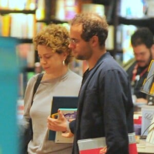 Leandra Leal e o cineasta baiano Guilherme Burgos visitaram livraria durante passeio por shopping nesta sexta-feira, 16 de agosto de 2019. Identidade do rapaz de 30 anos foi revelada pela coluna 'Retratos da Vida', do jornal 'Extra'