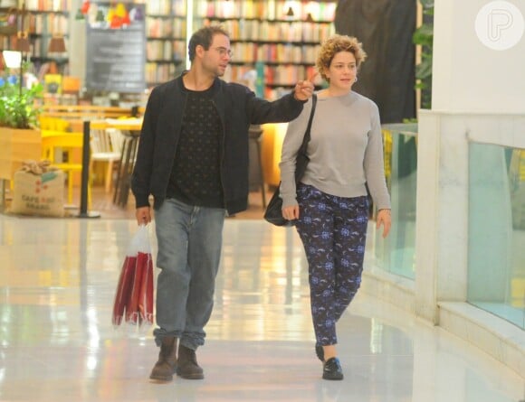 Leandra Leal e o cineasta baiano Guilherme Burgos foram clicados em noite de shopping
