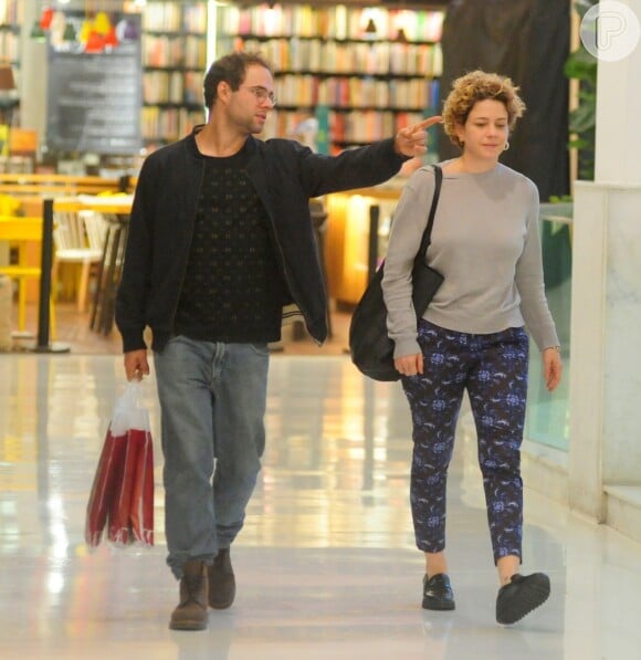 Leandra Leal circulou em shopping com o cineasta baiano Guilherme Burgos