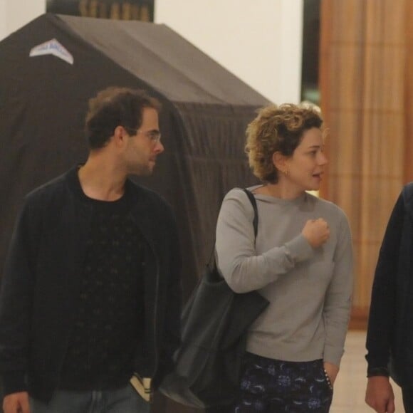 Leandra Leal e o cineasta baiano Guilherme Burgos se encontraram com amigos durante passeio por shopping do Rio de Janeiro