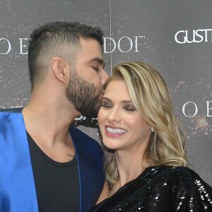 Gusttavo Lima recebeu a mulher, Andressa Suita, no bastidor de seu show em Barretos