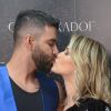 Gusttavo Lima e Andressa Suita trocaram beijos em bastidor de show do sertanejo em Barretos