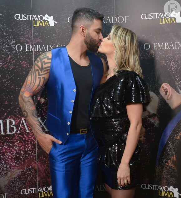 Gusttavo Lima e Andressa Suita trocaram beijos em bastidor de show do sertanejo em Barretos
