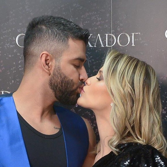 Gusttavo Lima e Andressa Suita trocaram beijos em bastidor de show do sertanejo em Barretos