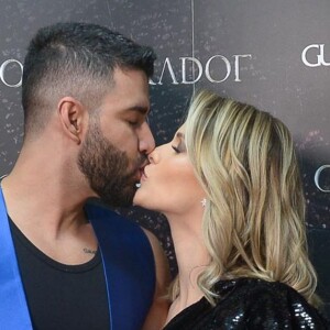 Gusttavo Lima trocou beijos com a mulher, Andressa Suita, no bastidor e durante show em Barretos se emocionou ao lembrar trajetória