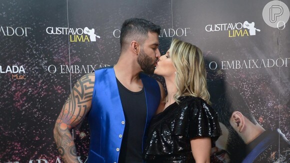 Gusttavo Lima trocou beijos com a mulher, Andressa Suita, no bastidor e durante show em Barretos se emocionou ao lembrar trajetória