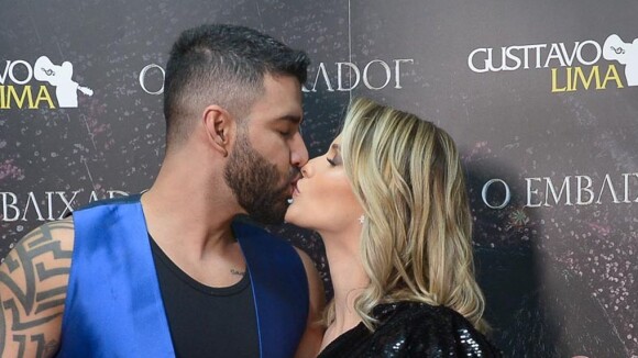 Gusttavo Lima beija mulher e homenageia Gabriel Diniz durante show em Barretos