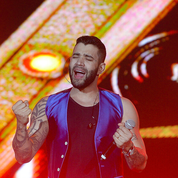 Gusttavo Lima também fez homenagem para Leandro, da dupla com Leonardo, ao interpretar sucessos dos irmãos