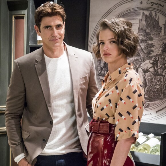 Josiane (Agatha Moreira) tem um caso com Régis (Reynaldo Gianecchini) em 'A Dona do Pedaço'