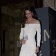 Vestido branco mídi de Kate Middleton é chique e casual