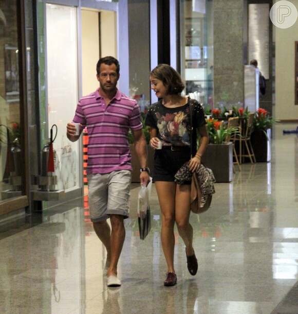 Malvino Salvador e Sophie Charlotte tomam café em shopping no Rio