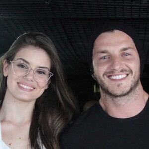 Camila Queiroz e Klebber Toledo viagem em avião com passagem a partir de R$ 15 mil neste sábado, dia 24 de agosto de 2019