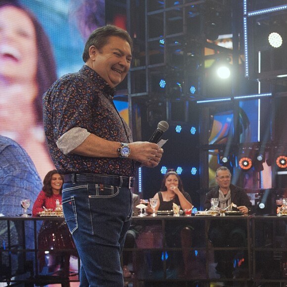 No 'Domingão do Faustão', o apresentador costuma aparecer com camisas estampadas com animais