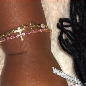 Filha de Khloe Kardashian mostra em foto joia de ouro e safira