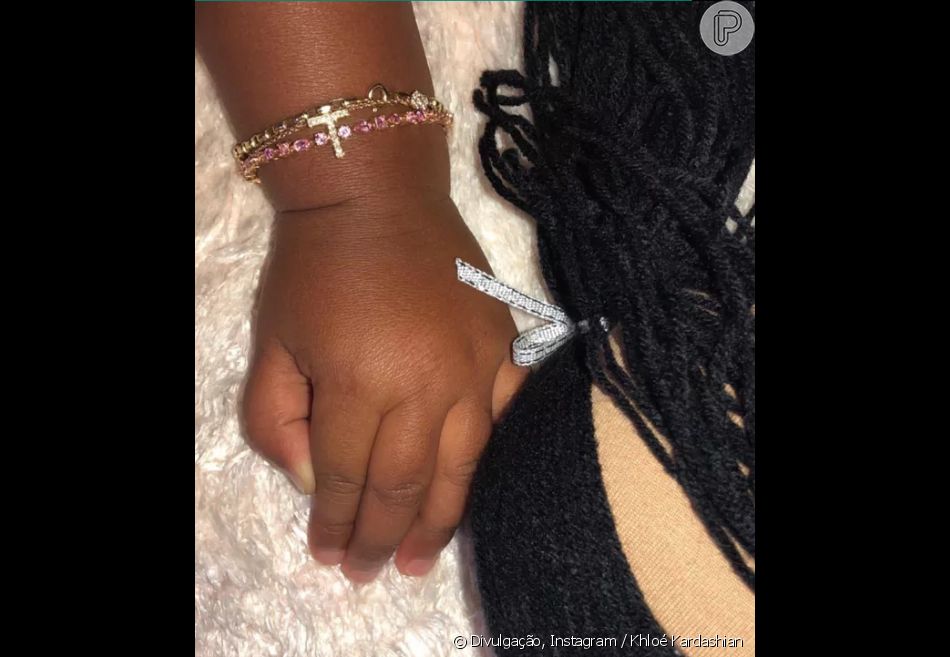 Filha de Khloé Kardashian ostenta joia personalizada da marca Luisa Alexander