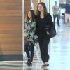 Claudia Abreu e a filha Felipa foram juntas a cinema em shopping na zona Sul do Rio de Janeiro