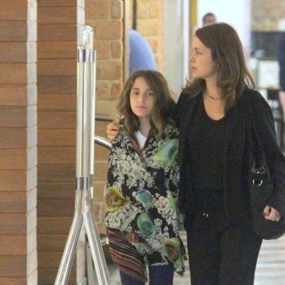 Claudia Abreu fez o passeio abraçada à filha Felipa